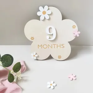 Bloemvormige houten baby mijlpaalkaart voor 9 maanden met wit cijfer detail erop