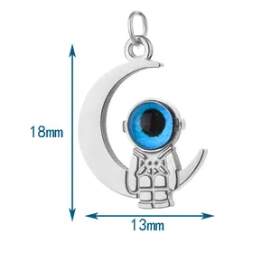 Detailansicht Astronauten-Mond-Anhänger aus Edelstahl mit Maßen von 18mm x 13mm