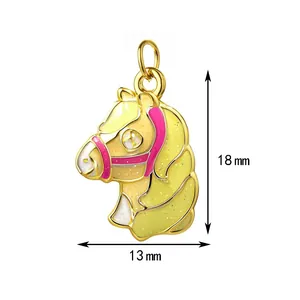 Détails d'un pendentif tête de cheval en émail jaune avec dimensions 18mm x 13mm