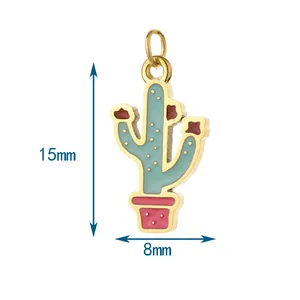 Vue détaillée d'un pendentif cactus en émail avec dimensions 15mm de haut et 8mm de large