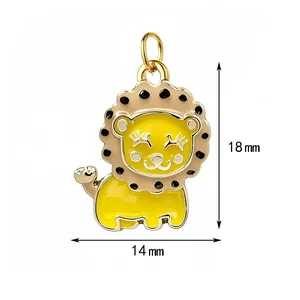 Vue détaillée d'une breloque lion émaillée jaune avec dimensions 18 mm x 14 mm