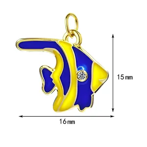 Vue détaillée du pendentif poisson en émail coloré, dimensions 15mm x 16mm