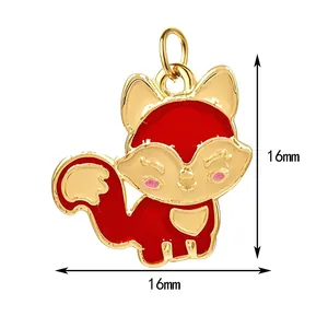 Vue détaillée d'un pendentif renard en émail rouge avec dimensions de 16mm par 16mm.