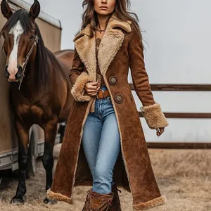 Long manteau marron style western vintage avec doublure en peluche sur un modèle