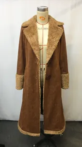 Vue d'un manteau vintage marron avec doublure en polaire douce sur un mannequin de couture