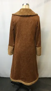 Vue arrière du manteau en daim marron vintage occidental avec détails en fausse fourrure