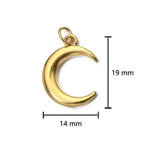 Vue détaillée d'un pendentif lune en acier inoxydable plaqué or 18 carats avec dimensions