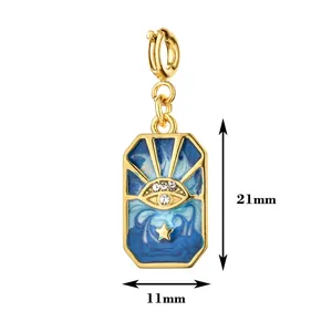 Detaillierte Makroansicht des vergoldeten Edelstahl-Amuletts Böser Blick, 21 mm x 11 mm.