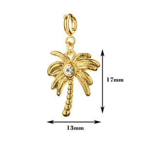 Detailansicht der Größe des goldenen Palmenanhängers, 17 mm hoch und 13 mm breit.