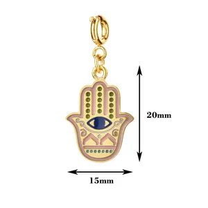 Detailansicht des 20mm x 15mm vergoldeten Hamsa-Hand-Emaille-Anhängers mit bösem Blick
