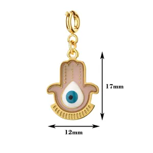 Detailansicht eines rosa Hamsa-Anhängers mit bösem Blick und Maßen von 17 mm mal 12 mm