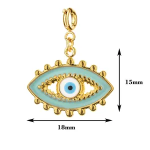 Detailansicht des 18x15 mm großen goldenen Evil Eye-Anhängers mit blauer Emaille.