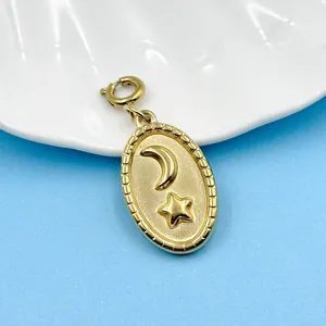 Vue détaillée d'un pendentif en acier inoxydable doré avec un motif de lune et d'étoile.