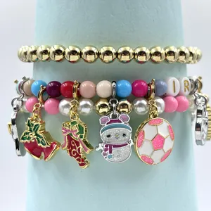 Nahaufnahme von Kinder-DIY-Armbändern mit Weihnachtsglocken und Schneemann-Motiv