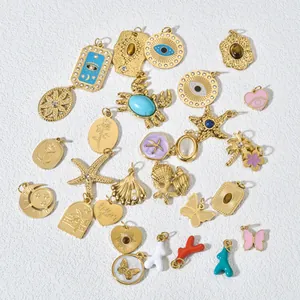 Verschiedene vergoldete DIY-Schmuckanhänger zum Thema Ozean mit Seesternen und Muscheln