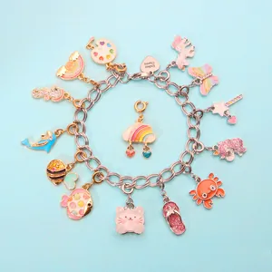 Braccialetto charm fai-da-te per bambini con ciondoli colorati di animali e arcobaleno