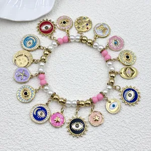 Buntes Armband mit bösem Blick, Tarot-Anhängern und Perlen auf weißem Hintergrund