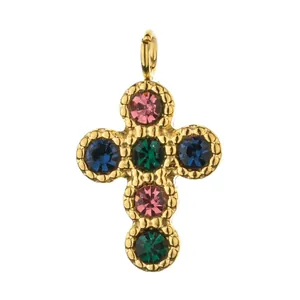 Colgante de cruz en acero dorado con vibrantes piedras preciosas rosa, azul y verde