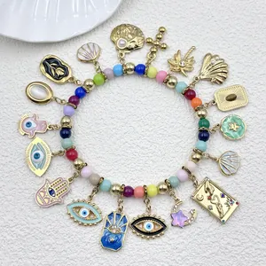 Farbenfrohes Perlenarmband mit bösem Blick, Hamsa-Hand und Tarot-Anhänger-Elementen.