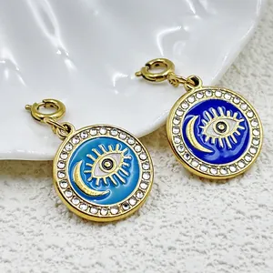 Vergoldete Evil Eye Tarot Anhänger aus Edelstahl mit blauem Emaille und weißen Kristallen