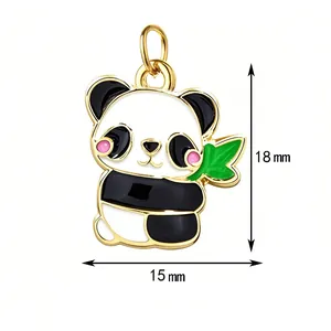 Gros plan montrant les dimensions 15x18mm du pendentif panda en émail pour bijoux DIY.