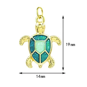 Vue détaillée des dimensions de 19 mm x 14 mm de ce pendentif tortue en émail doré