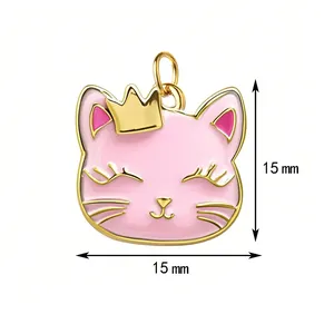 Détail d'un pendentif tête de chat en émail rose avec couronne dorée et dimensions 15 mm.