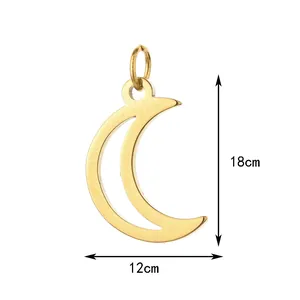 Detailweergave van een gouden halve maan hanger met afmetingen van 18 cm hoog en 12 cm breed