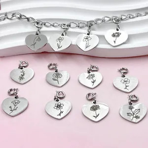 Vue détaillée de pendentifs cœur en acier inoxydable avec motifs de fleurs de naissance