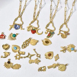 Vista detallada de varios dijes de bricolaje en acero de titanio chapado en oro de 18K