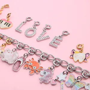Detailansicht bunter Emaille-Anhänger für DIY-Schmuck auf rosa Hintergrund