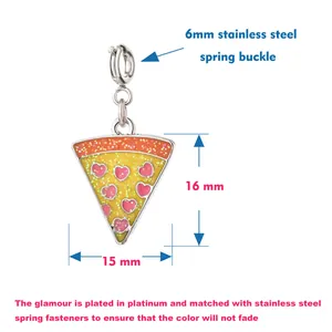 Detailansicht eines 16mm Pizza-Anhängers aus Emaille mit 6mm Edelstahl-Federverschluss-Haken
