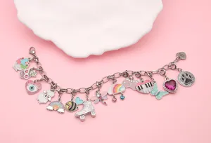 Detaillierte Makroansicht verschiedener bunter Emaille-Anhänger an einem silberfarbenen Armband
