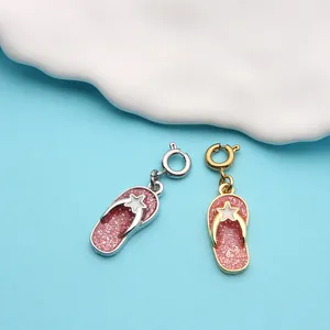 Nahaufnahme von rosafarbenen Flip-Flop-Anhängern in Gold und Silber für DIY-Schmuck