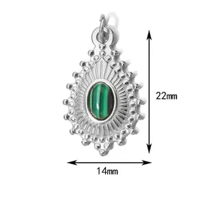 Dettaglio del ciondolo a goccia in acciaio inox 22x14mm con pietra ovale verde