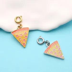 Detailansicht von Pizza-Emaille-Anhängern mit rosa Herzen und goldenem Glitzer-Finish