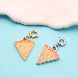 Detailaufnahme von Pizza-Anhängern aus Emaille mit Glitzer und Herzmustern in Gold