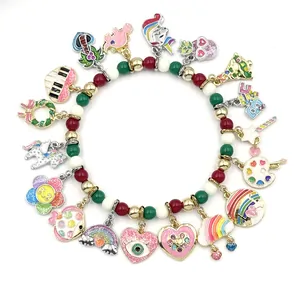 Buntes Emaille-Charm-Armband mit Anhängern wie Regenbogen, Einhorn und Herz