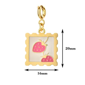Detailed view of the golden stainless steel strawberry pendant with 20x16mm dimensions