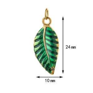 Vista dettagliata ciondolo foglia smalto verde con dimensioni 24mm e 10mm per gioielli fai da te