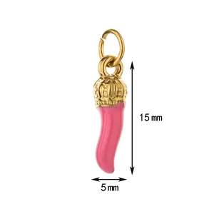 Vista dettagliata che mostra le dimensioni di 15mm per 5mm del ciondolo corno rosa