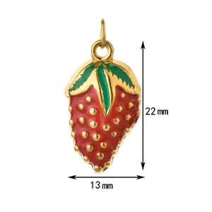 Vista dettagliata del ciondolo fragola rossa con dimensioni di 22mm per 13mm