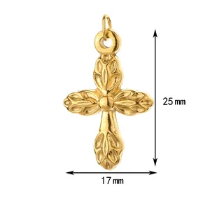 Dettaglio di un ciondolo a croce dorata con trama fogliare, misura 25 mm per 17 mm