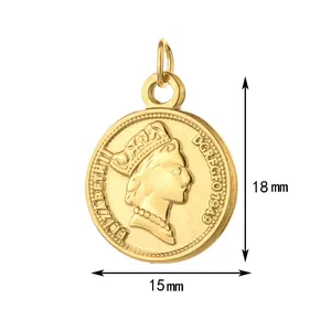 Dettaglio del ciondolo moneta d'oro con ritratto di Elisabetta II e dimensioni 18mm x 15mm