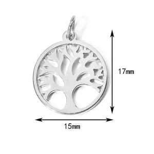 Detalle de un colgante árbol de la vida de acero inoxidable con medidas 17mm x 15mm