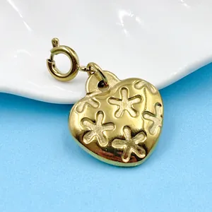 Elegante colgante de corazón de acero inoxidable dorado con relieve floral y cierre