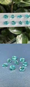 Vue détaillée de gemmes YAG couleur Paraiba en diverses tailles, dont cœur et rond.
