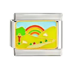 Vue détaillée de la breloque paysage arc-en-ciel en émail pour bracelets italiens.