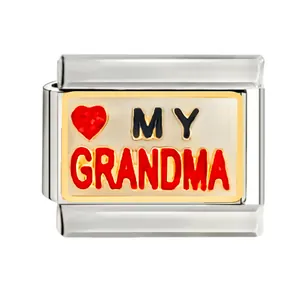 Vue détaillée du maillon italien avec texte 'My Grandma' et cœur en émail rouge