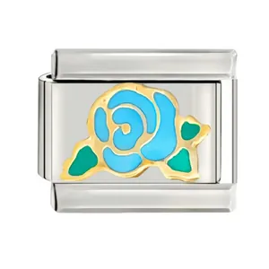 Vue détaillée d'un charm italien en acier inoxydable avec motif rose en émail bleu